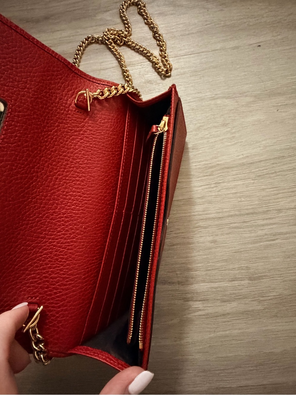 Gucci Red Leather Crossbody Wallet with Gold Chain - Picture 3 of 4